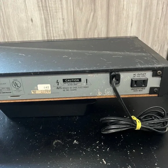 MITSUBISHI DA-G108 7-Band Stereo Graphic Equalizer Powers On (read) - Picture 9 of 10